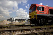 15_Il cemento e gli altri materiali arrivano nel Parco Olimpico su treno merci. Credit London 2012