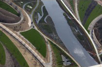 26_Una veduta aerea del parco olimpico lungo il fiume Lea. Credit London 2012 