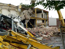 06_Demolizione di un edificio industriale nel sito del futuro Stadio Olimpico. Credit London 2012