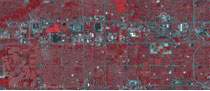 02 Detroit satellitare Detroit satellitare| Stesso taglio della città di Detroit elaborata in falsi colori, ottenuta attraverso l’utilizzo di un sensore sensibile all’infrarosso. Con una simile combinazione la vegetazione risulta di colore rosso, e quindi più facilmente identificabile. Immagine elaborata e distribuita da e-GEOS, una società ASI/Telespazio.