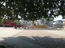La Place de la fontaine aux Lions de Nubie vista dall’Allée du Zénith. Sullo sfondo la Folie information billetterie, il Conservatoire de Paris e la Galerie de La Villette.